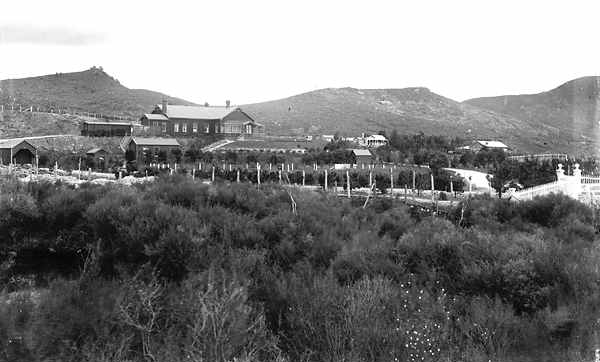 HP Barry’s house, showing ornate gate at approximately present vehicle entrance. Note other houses to south. Skyline consists of, left to right: Gladstone Hill, Winner Hill, and Black Hill. c.1904